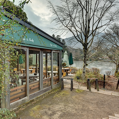 *【CAFE LA RUCHE】金鱗湖の畔りにある「旅人の癒し場」がコンセプトのカフェテラスが人気