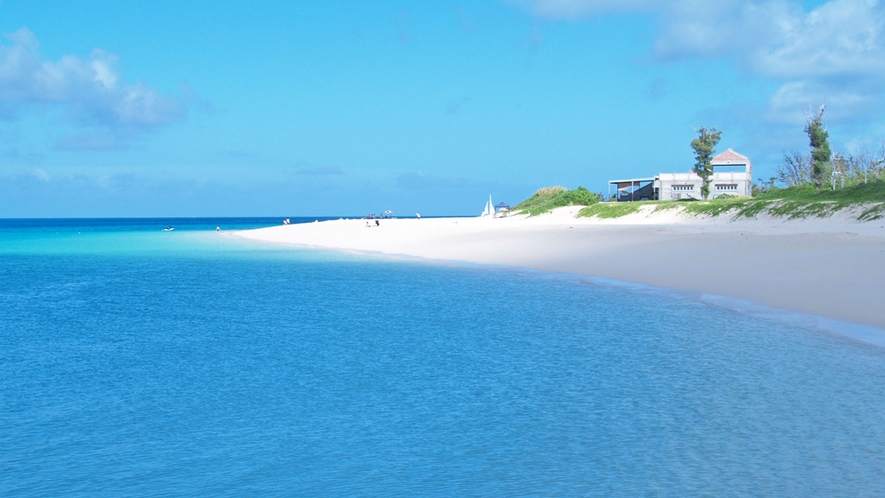 【与那覇前浜ビーチ】真っ白な砂浜と青い海