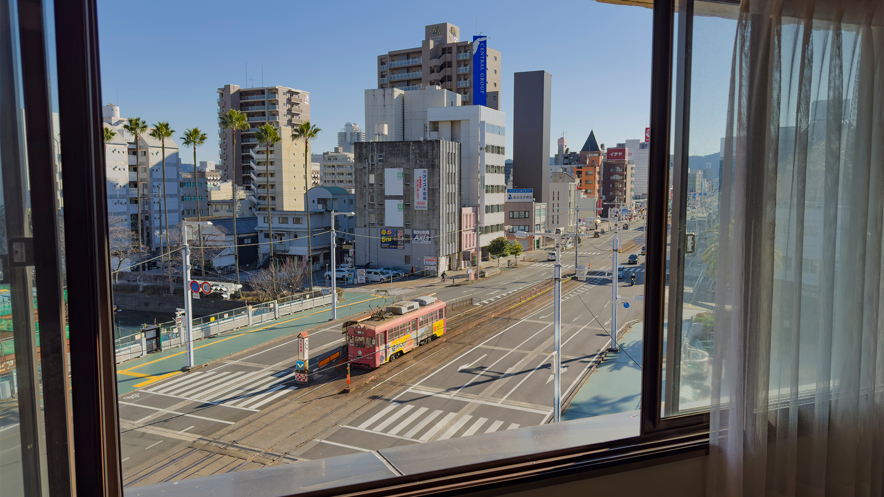 【和室（キッズスペース付き）】角部屋で明るく、窓からは路面電車や高知の街並みを一望できます