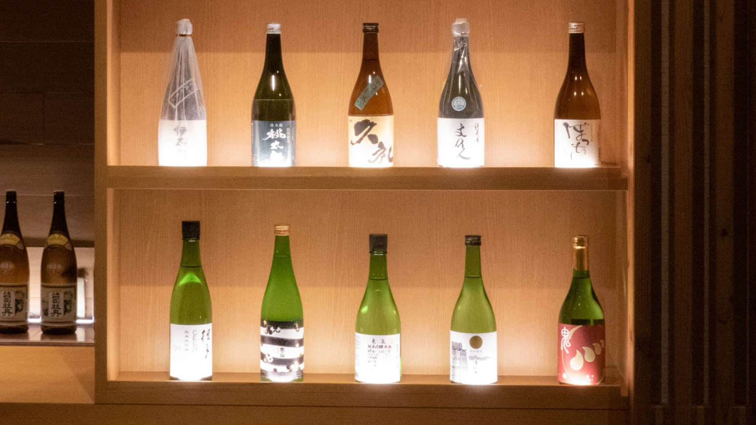 【1階レストラン】高知県18蔵の日本酒、果実酒が揃うレストラン