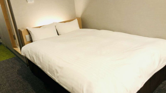 【洋室ダブルルーム】ンプルで落ち着いたデザインのお部屋