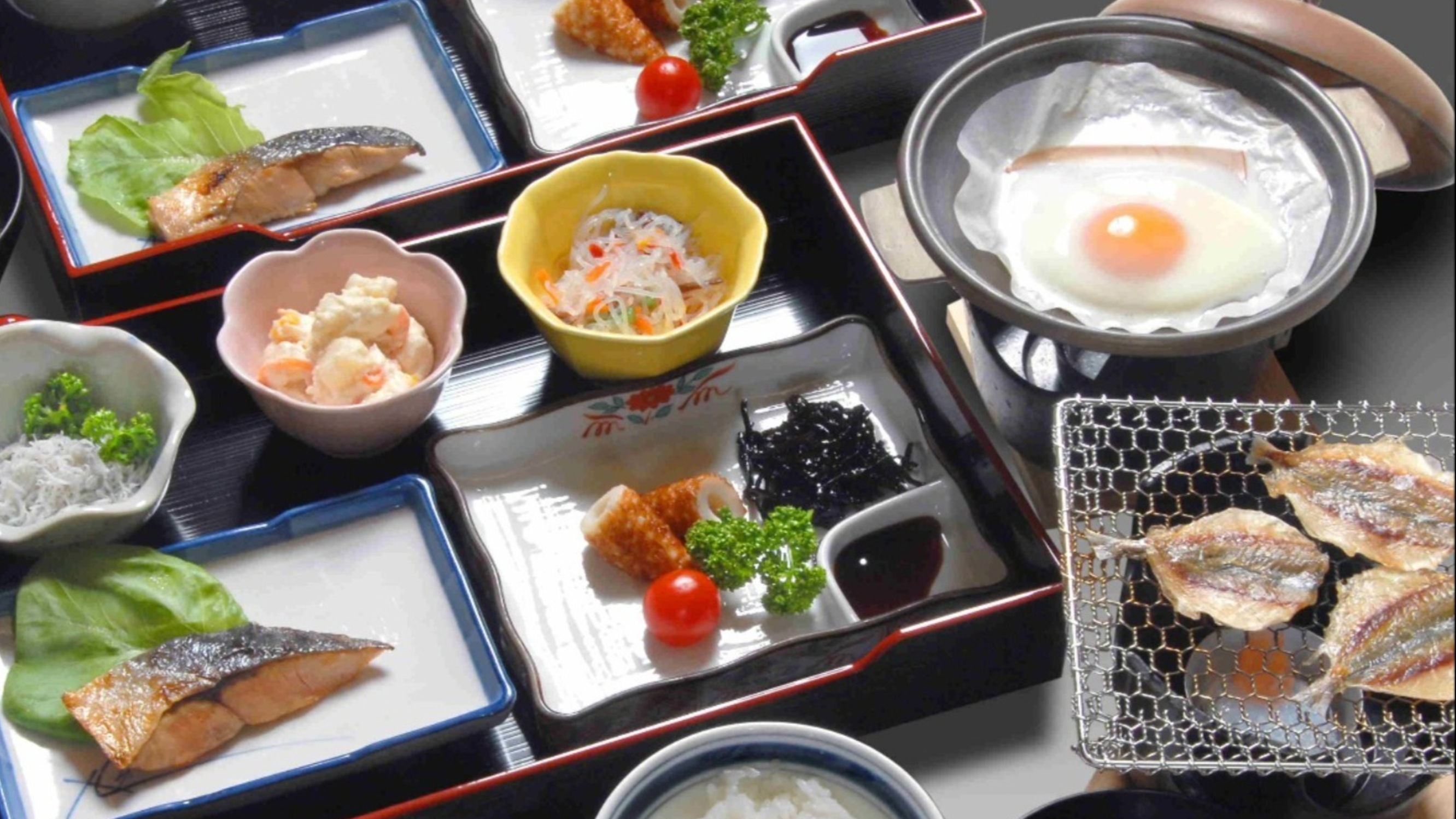 【ご朝食】地元の食材にこだわった、和定食。ごはんは土佐の香り米を使っています。