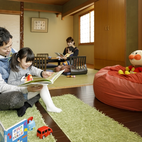 和室8畳＋キッズスペースにはお子様用の玩具や絵本があります。