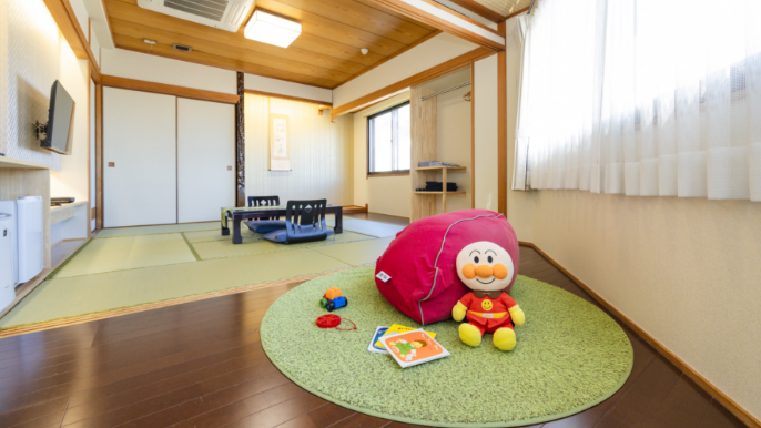 【和室（キッズスペース付き）】畳敷きの温もりと広々とした空間で、家族みんなが快適に過ごせるお部