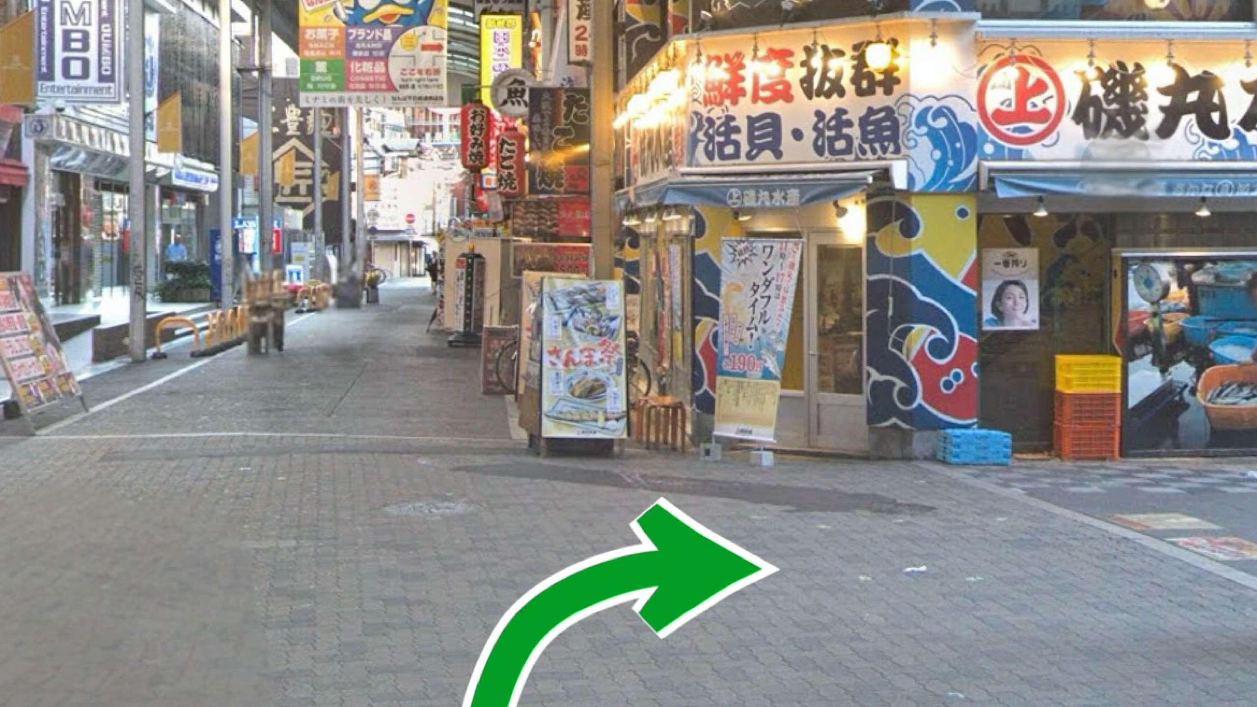 商店街1つ目の十字路を右にお曲がり下さい。