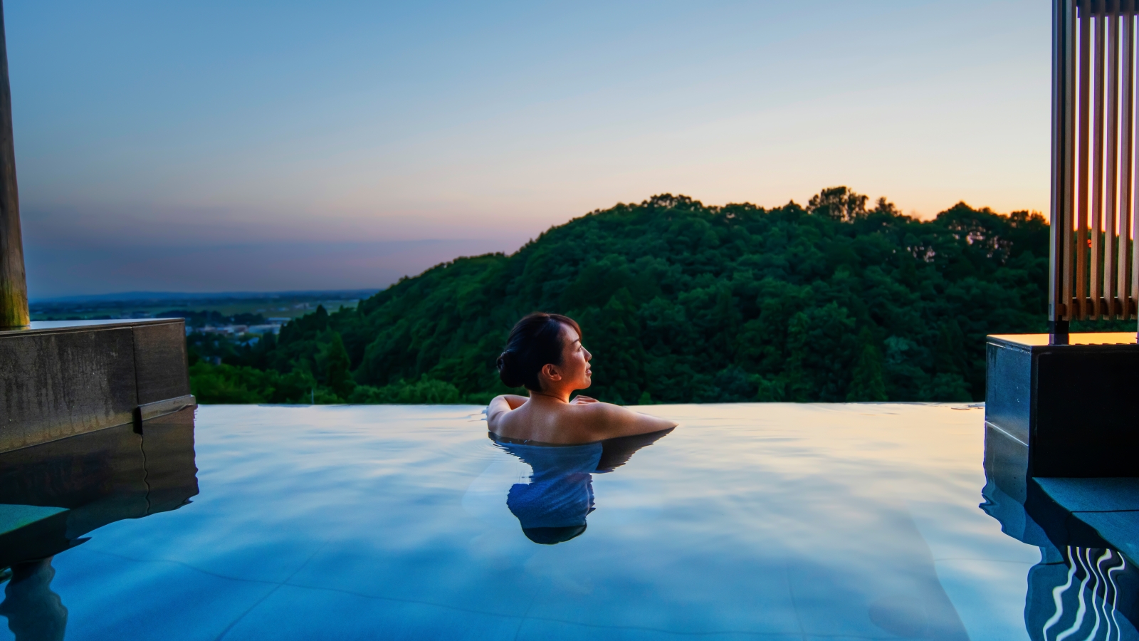 湯船と空が一続きになるような、開放感あふれるインフィニティスタイルの最上階の絶景インフィニティ露天風呂！ 越後平野の雄大な景色を四季折々に楽しみながら、心も身体も癒されるひとときを。 春の新緑、夏の夕焼け、秋の紅葉、冬の雪景色。自然と一体になる、贅沢な湯あみをぜひご体感ください。
