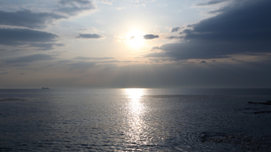 .天気が良い日に窓から見える伊勢湾に沈む夕陽がとても綺麗！