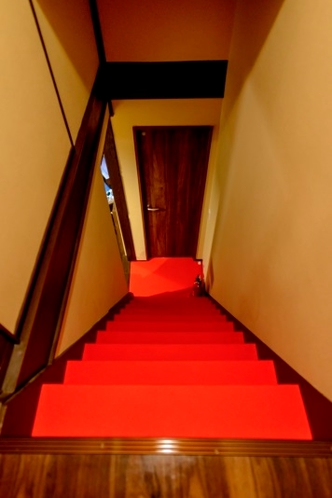 赤いじゅうたんの階段