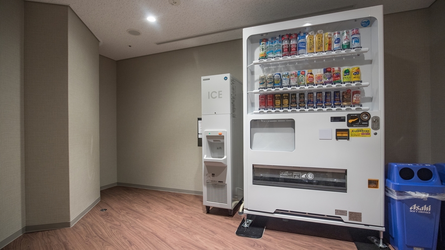 ベンダールーム｜アルコール・ソフトドリンクの自動販売機と、製氷機をご用意しております。