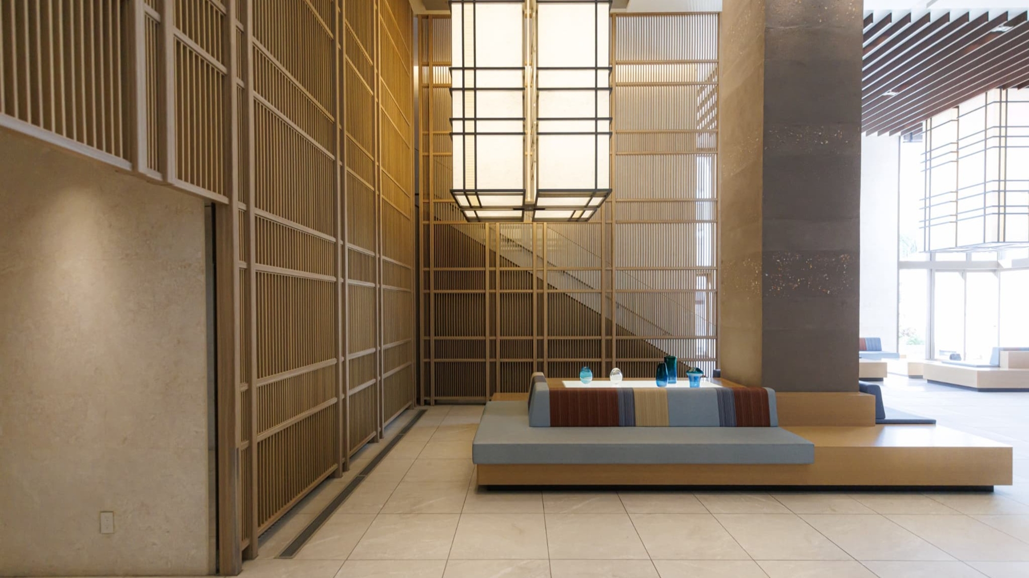 ロビー｜天井高6ｍの開放的なロビー