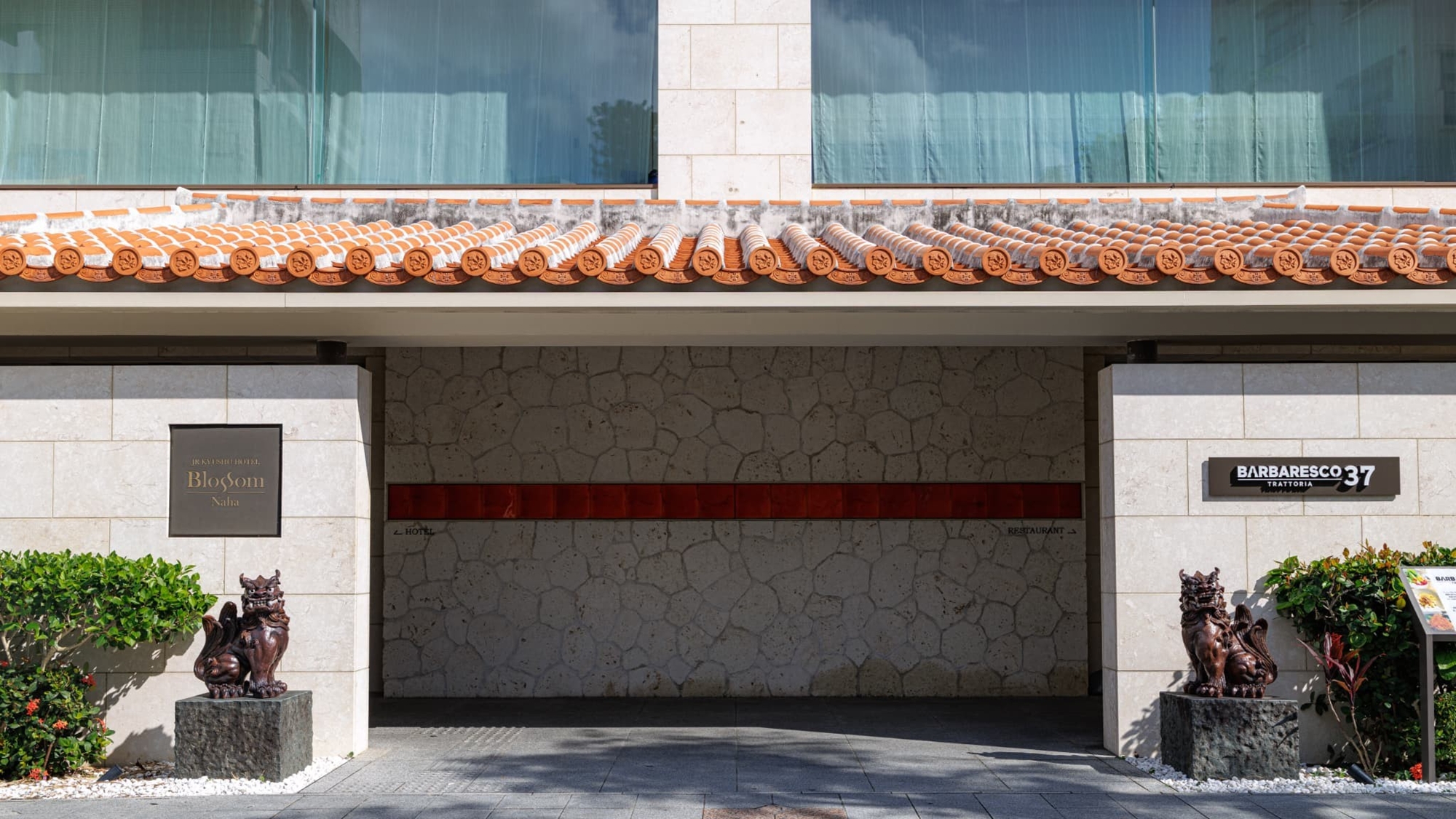 ホテルエントランス｜おもてなしの心を尽くした、多彩なくつろぎ空間、JR九州ブラッサム那覇へようこそ。