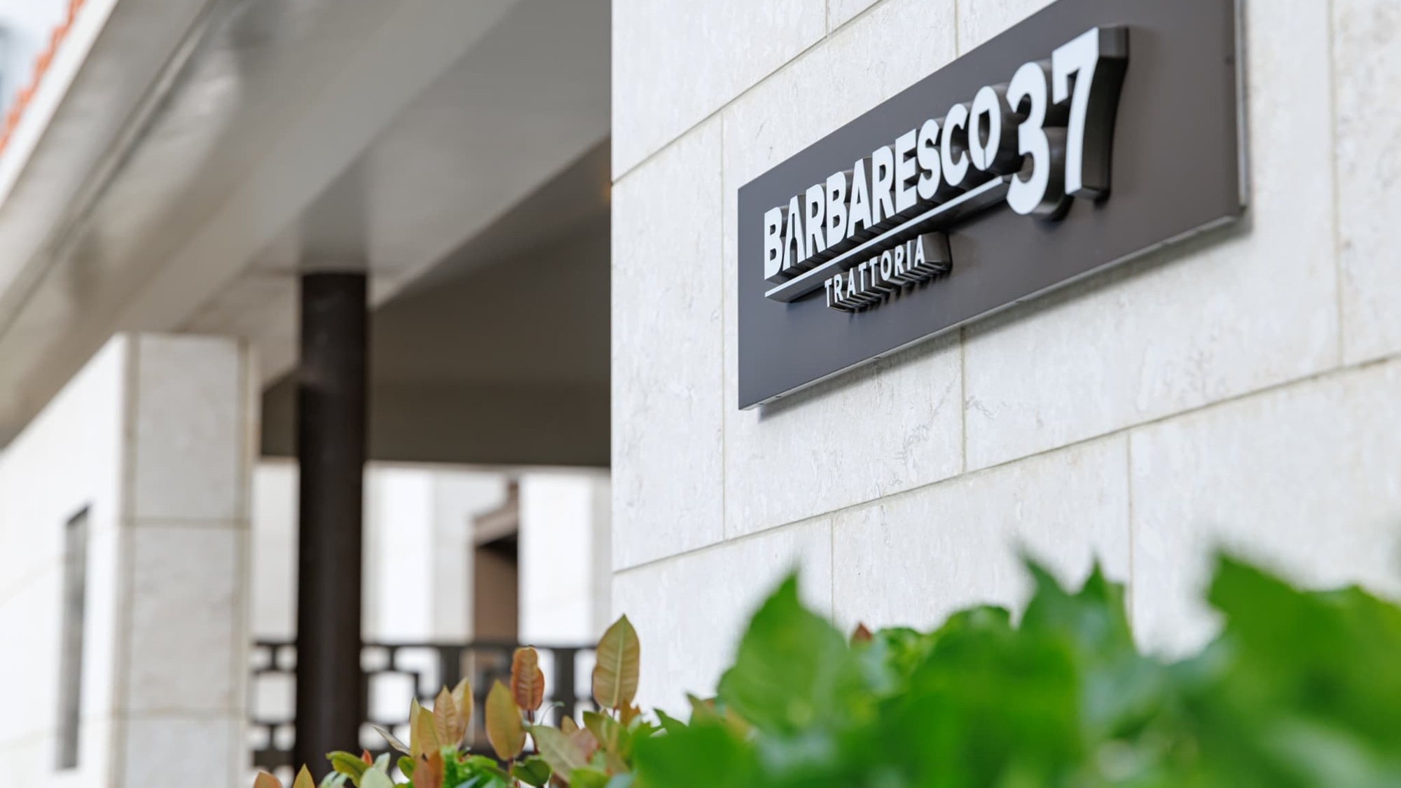 ホテルエントランス｜おもてなしの心を尽くした、多彩なくつろぎ空間、JR九州ブラッサム那覇へようこそ。