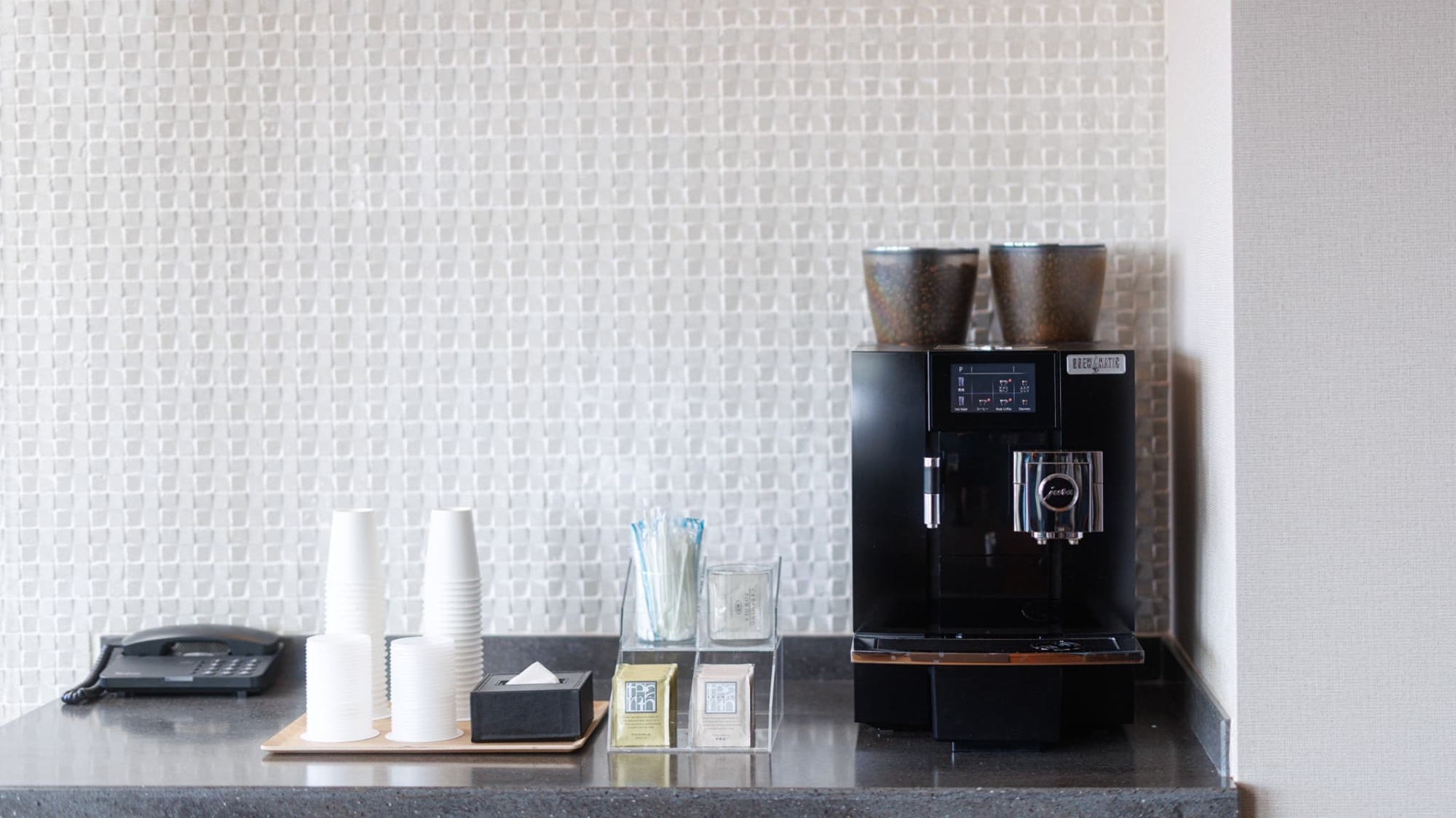 ライブラリーラウンジ｜宿泊のお客さま専用のラウンジを13階にご用意しております。