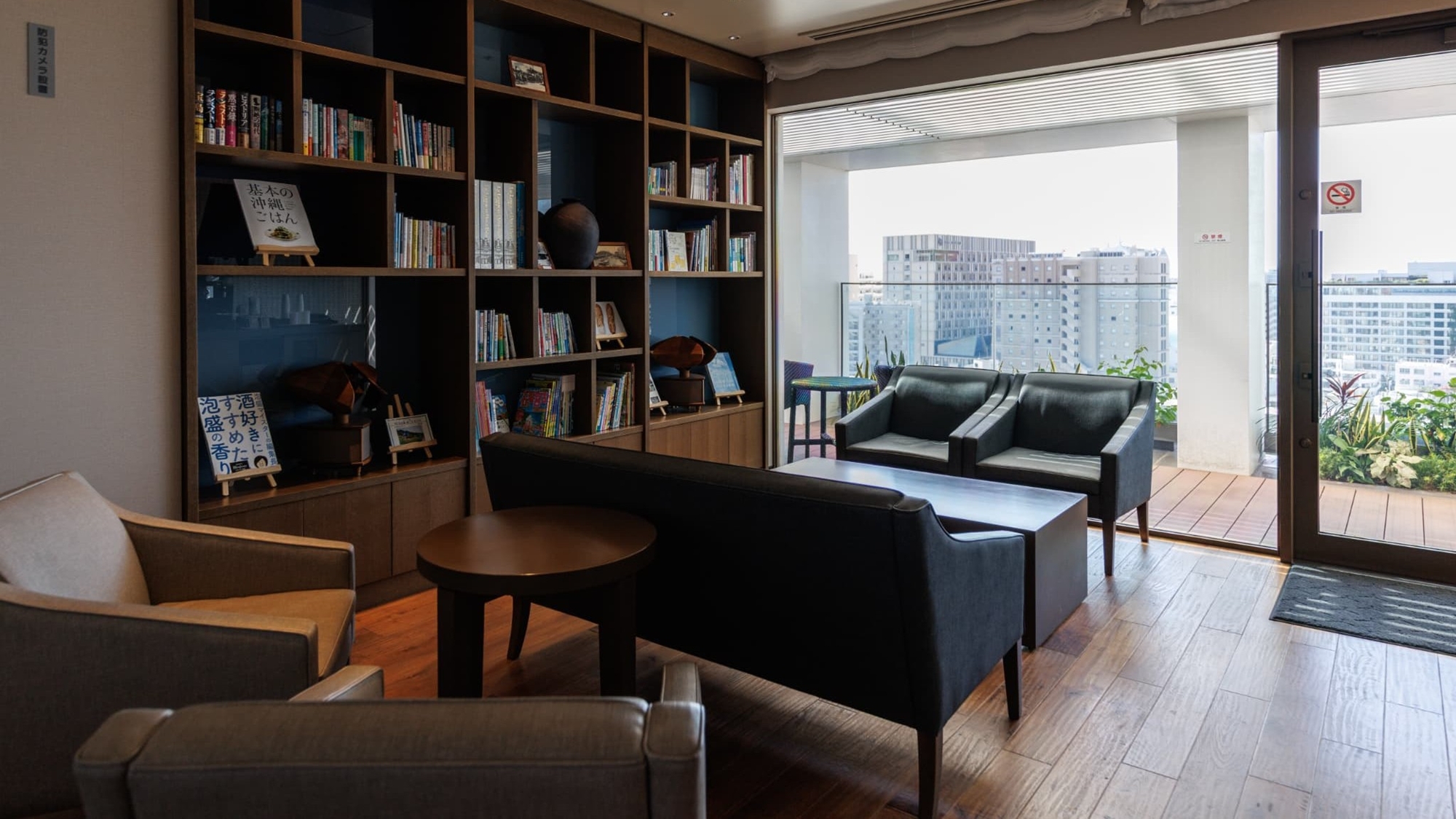 ライブラリーラウンジ｜宿泊のお客さま専用のラウンジを13階にご用意しております。