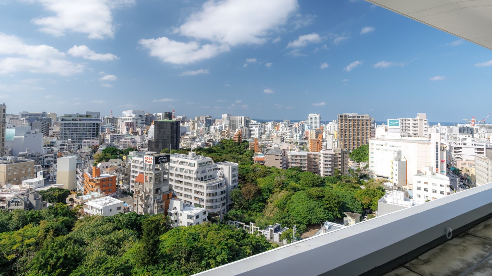 ライブラリーラウンジテラス｜沖縄の心地よい風を感じてください。