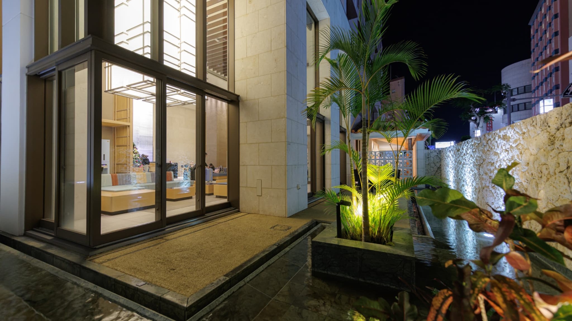 ホテルエントランス(夜)