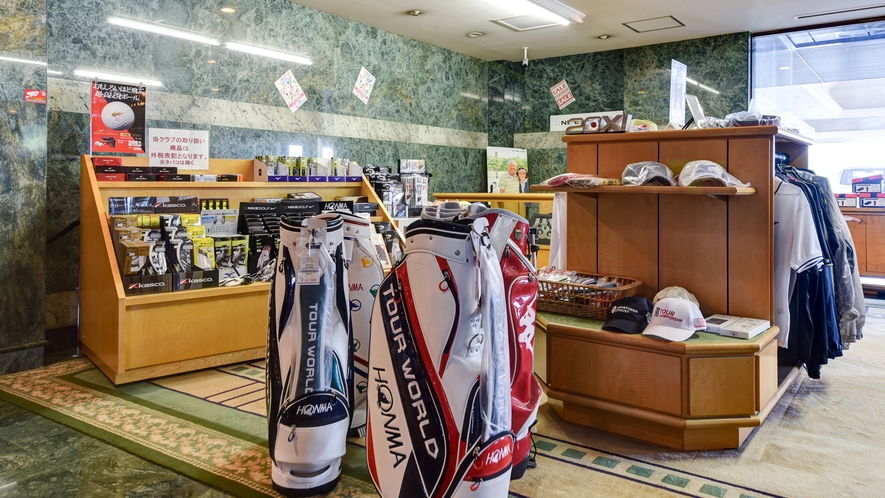 *クラブハウス売店／クラブハウス棟内には、ゴルフ用品の売り場もございます。