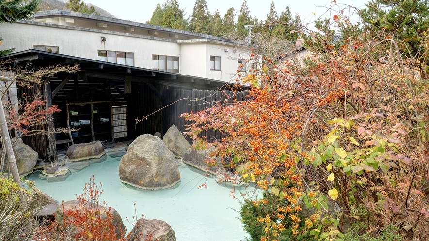 *男湯露天／秋には露天風呂内の庭園の木々が色付きます