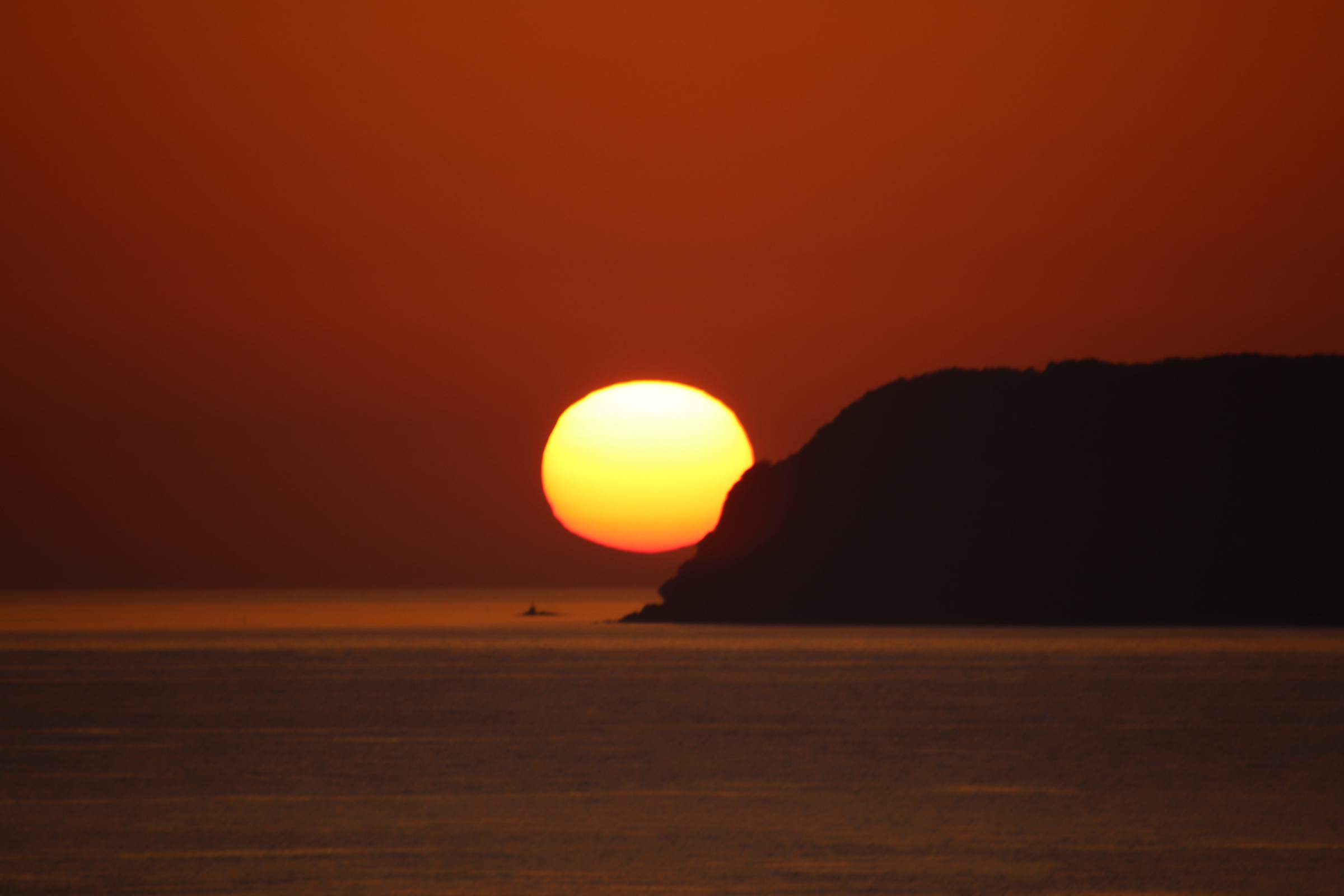 馬渡の島陰に沈む夕陽