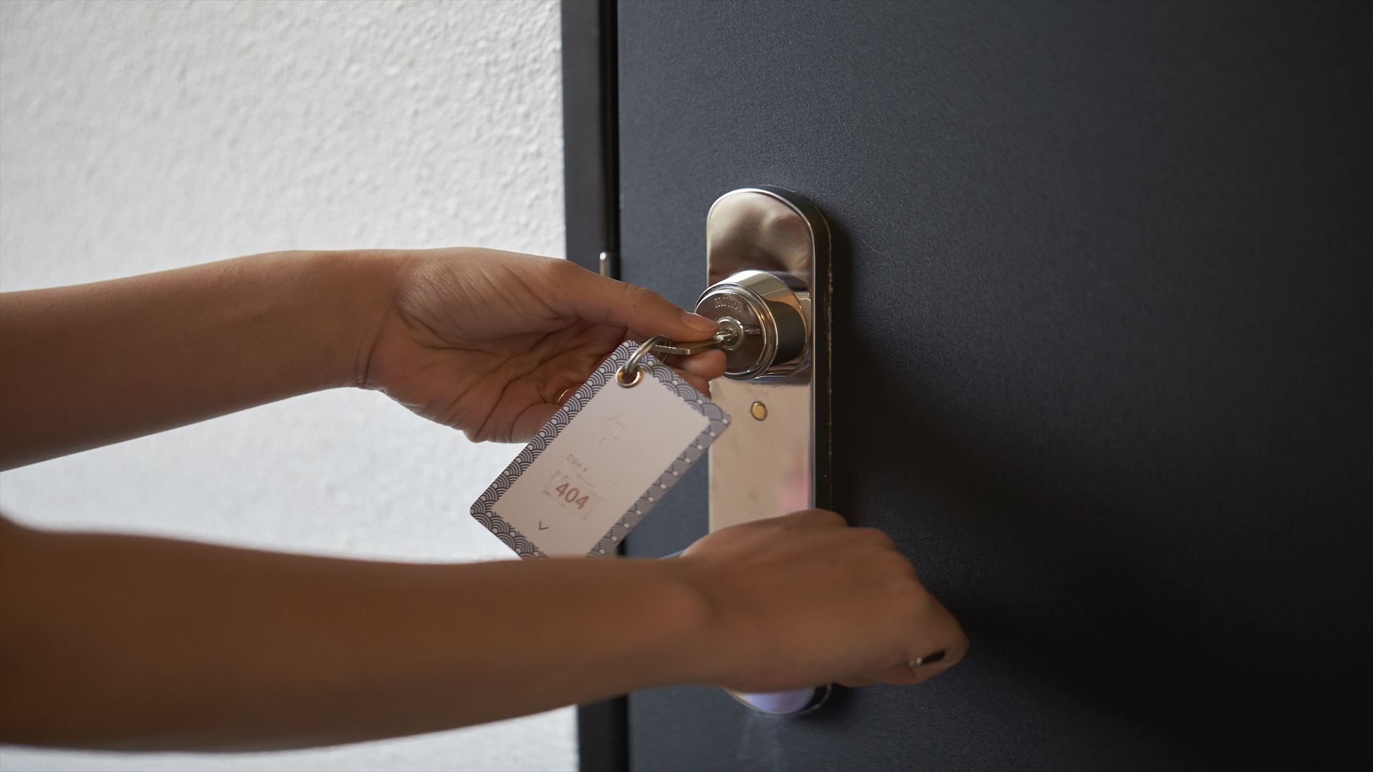 客室ドアも安心のセキュリティ。快適で安全な滞在をお約束。