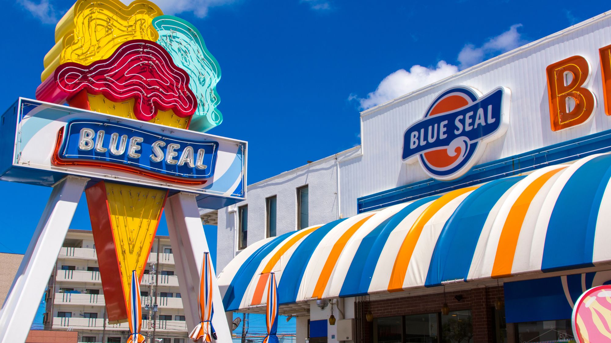 【ブルーシール牧港本店】当館から車で約17分