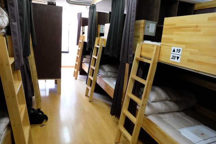 male dormitory （男性ドミトリー）通路も広めでベッド下にはバッグも楽々おけます