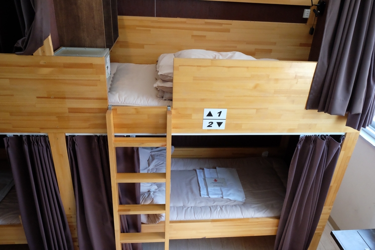 Mixed dormitory (男女共用ドミトリー）各ベッド毎にカーテンを取り付けています