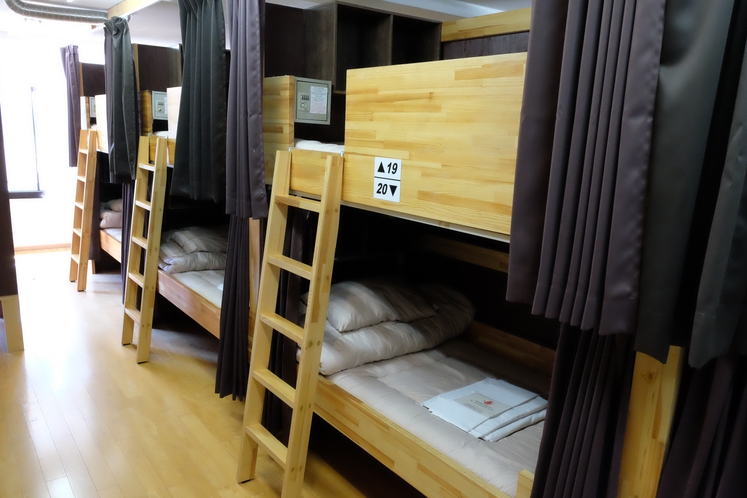 male dormitory （男性ドミトリー）各ベッドには個別にカーテンがあります