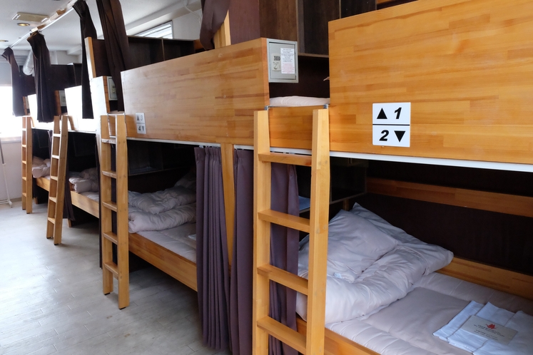 Mixed dormitory (男女共用ドミトリー）各ベッド大きめサイズ