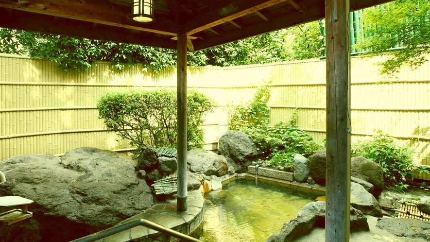 純日本庭園に囲まれた、ひっそりとした趣の庭園野天風呂で、豊泉荘ならではの温泉が楽しめます