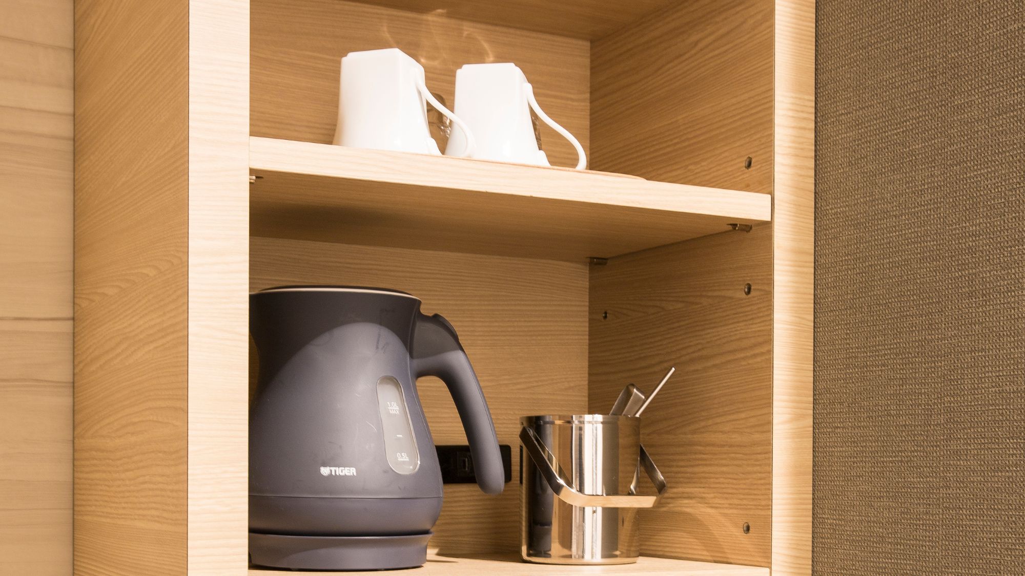 【客室備品】食器類、ケトルなどお部屋にご用意しております