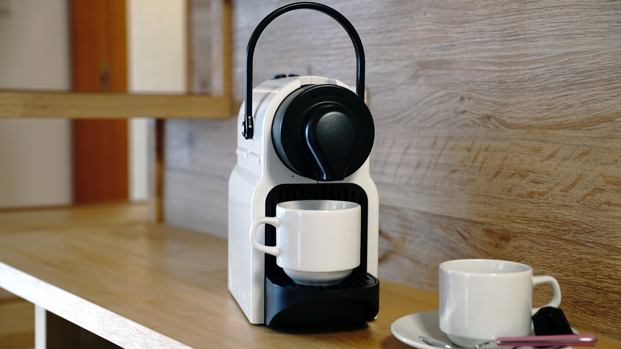 【客室備品】コーヒーメーカー。パックをセットしてボタンを押すだけ。お部屋で香り高いコーヒータイムを。