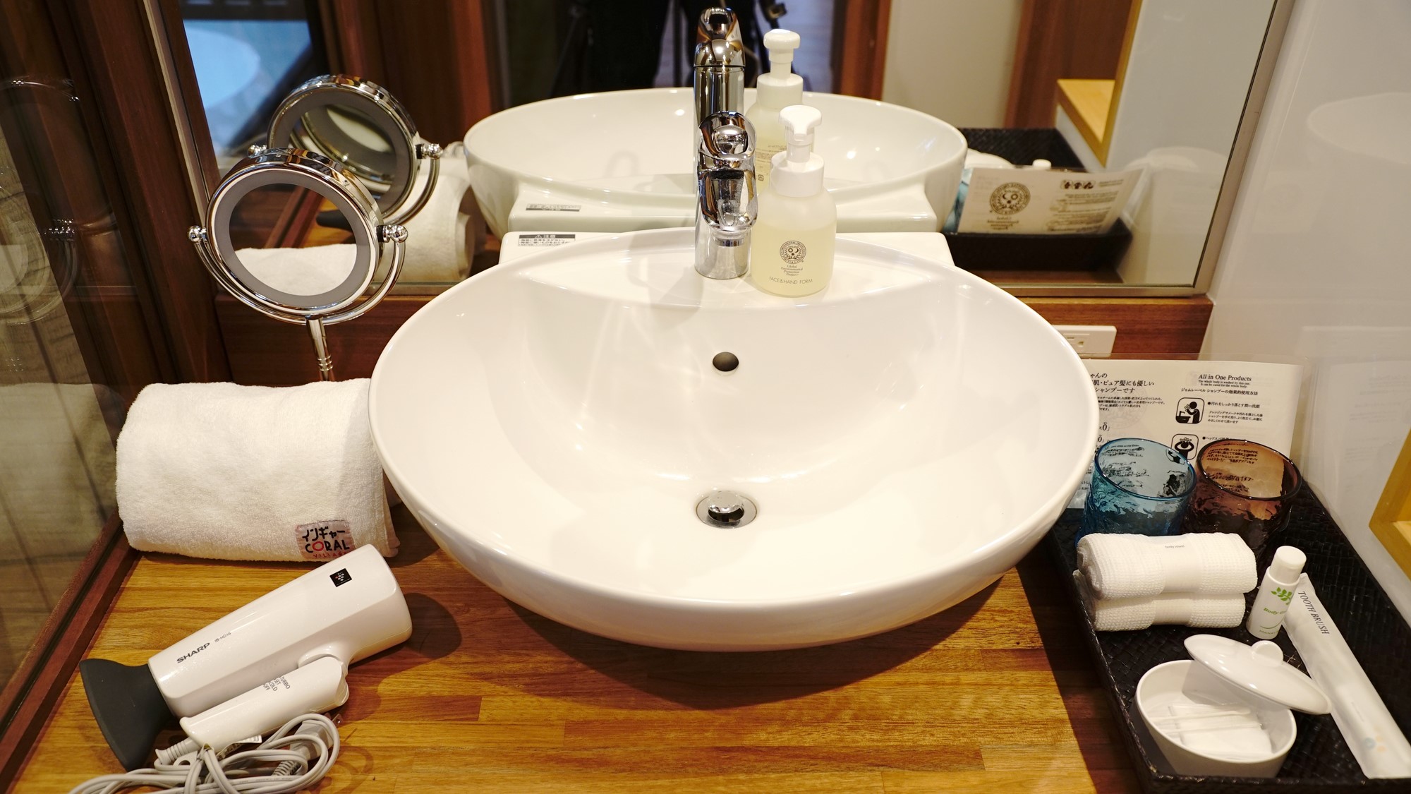 【客室一例】パウダールーム。お化粧用にスタンドミラーもご用意！