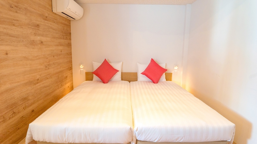 【客室一例】100×200cmのベッドを2台設えたセカンドベッドスペース。