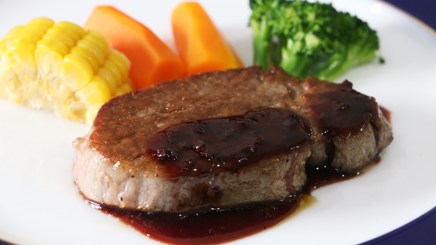 【ご夕食一例-牛ヒレステーキ】特選福島牛ヒレステーキに赤ワインソースをかけてお召し上がりください。
