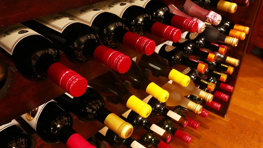 【ワイン】種類豊富なワイン。お好みのワインを見つけて、ディナーのお供にいかがでしょうか？