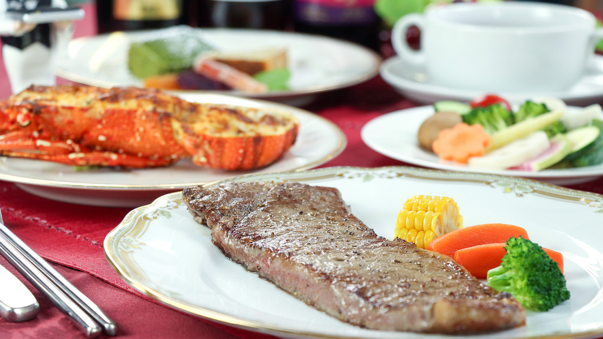 #夕食一例ー福島牛サーロイン&オマール海老コース　記念日にぴったりの、ワンランク上の贅沢コース。