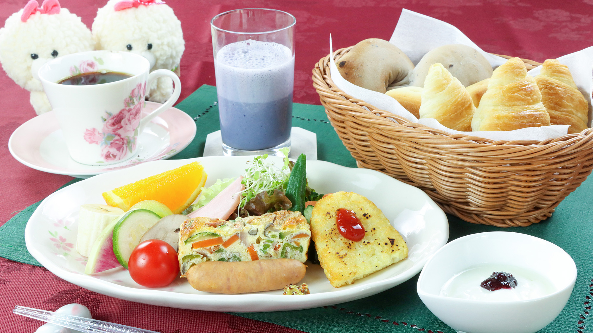 #朝食　地元食材を取り入れたワンプレート朝食、焼きたてパンとともに召し上がれ。