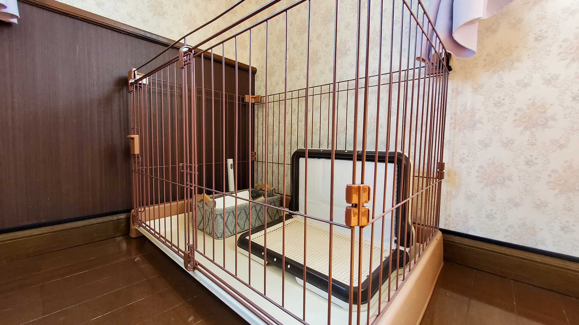 #ツイン　お部屋にはペット用ケージとトイレトレーを完備。愛犬との旅行でも安心して滞在いただけます。