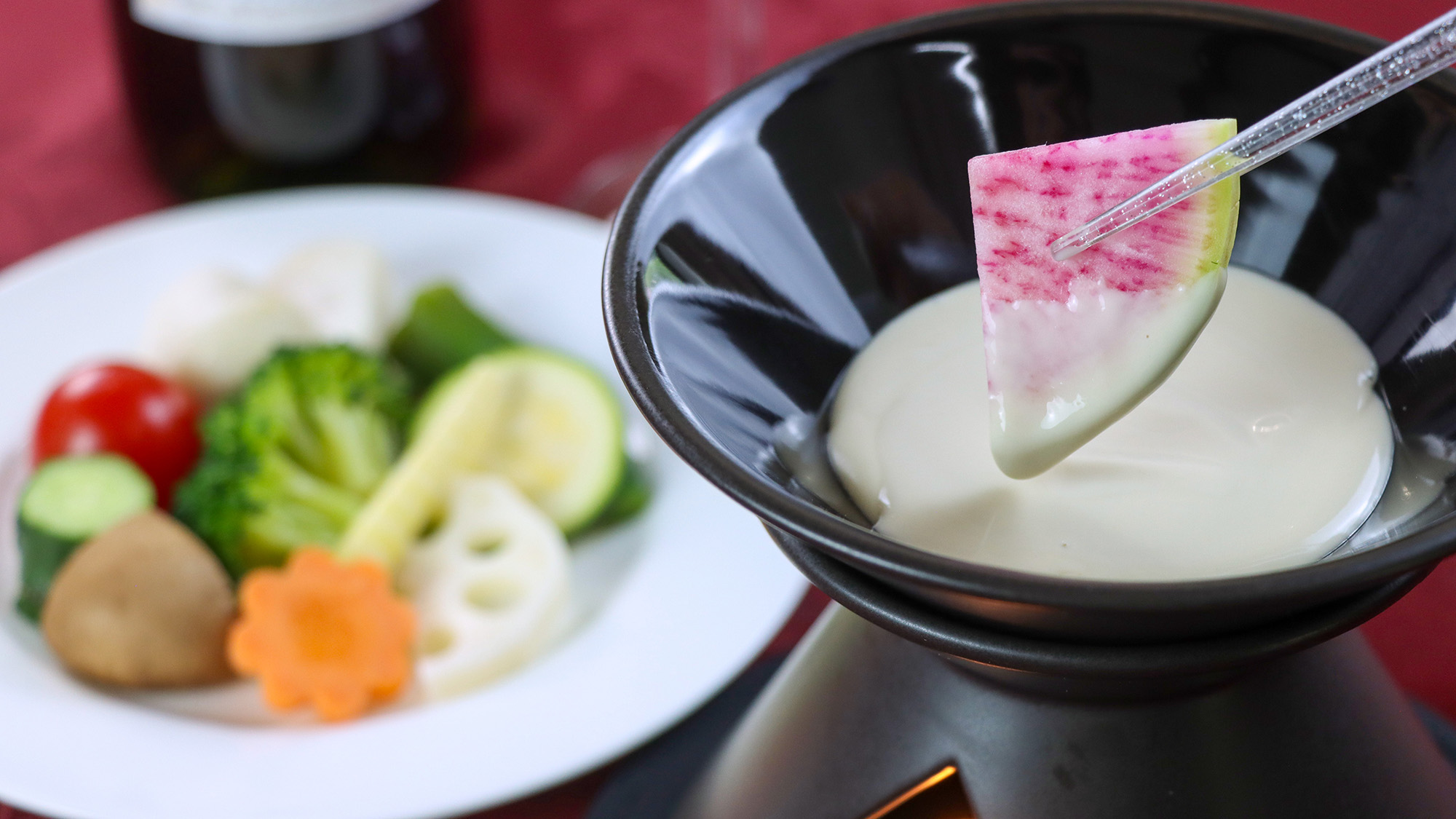 #単品一例　野菜の甘みとソースの旨みがこだわりのバーニャカウダを赤ワイン片手にお楽しみください。