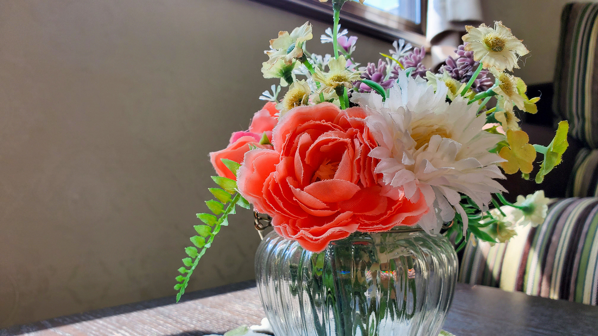 #イメージ　お部屋のテーブルには季節の花々を、細やかなおもてなしを大切に。