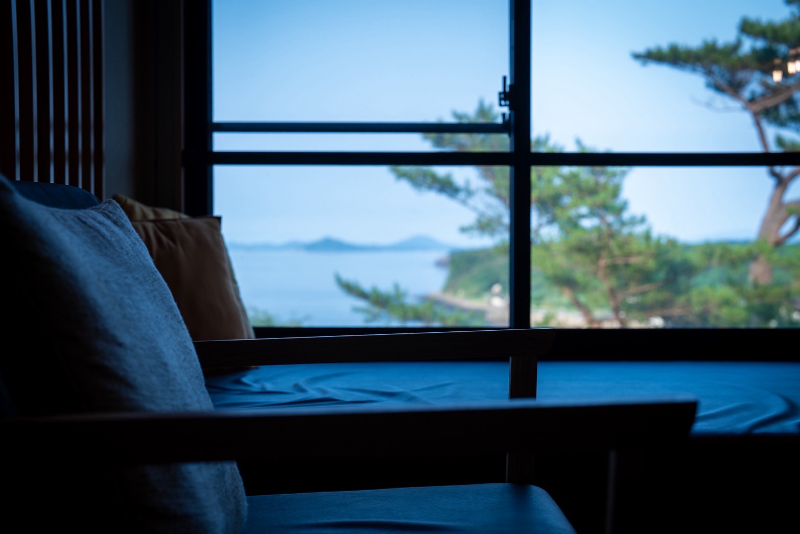 【客室イメージ】窓の向こうに広がる緑の風景と、心安らぐ灯りが織りなす特別なひととき。