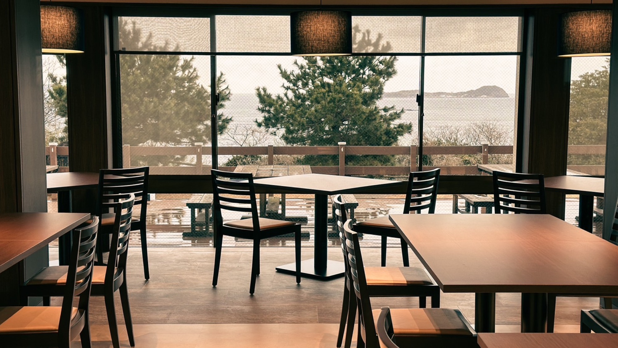 【レストラン】大きな窓から唐津の美しい自然を一望できるレストラン。