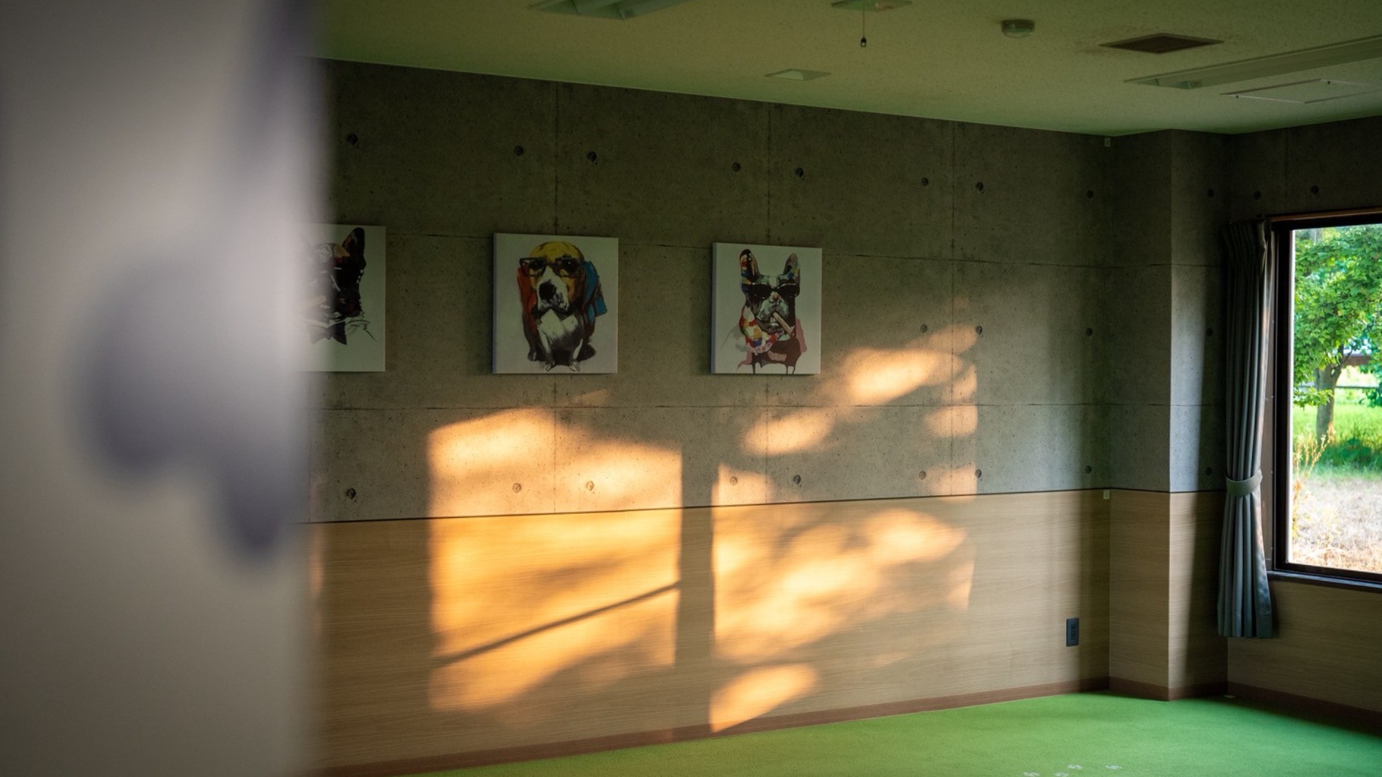 【館内】壁には可愛らしい犬のアートが飾られています。