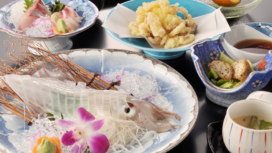 【夕食一例】活きたままのイカの刺身をたっぷり堪能した後は、ホックホクの天ぷらを