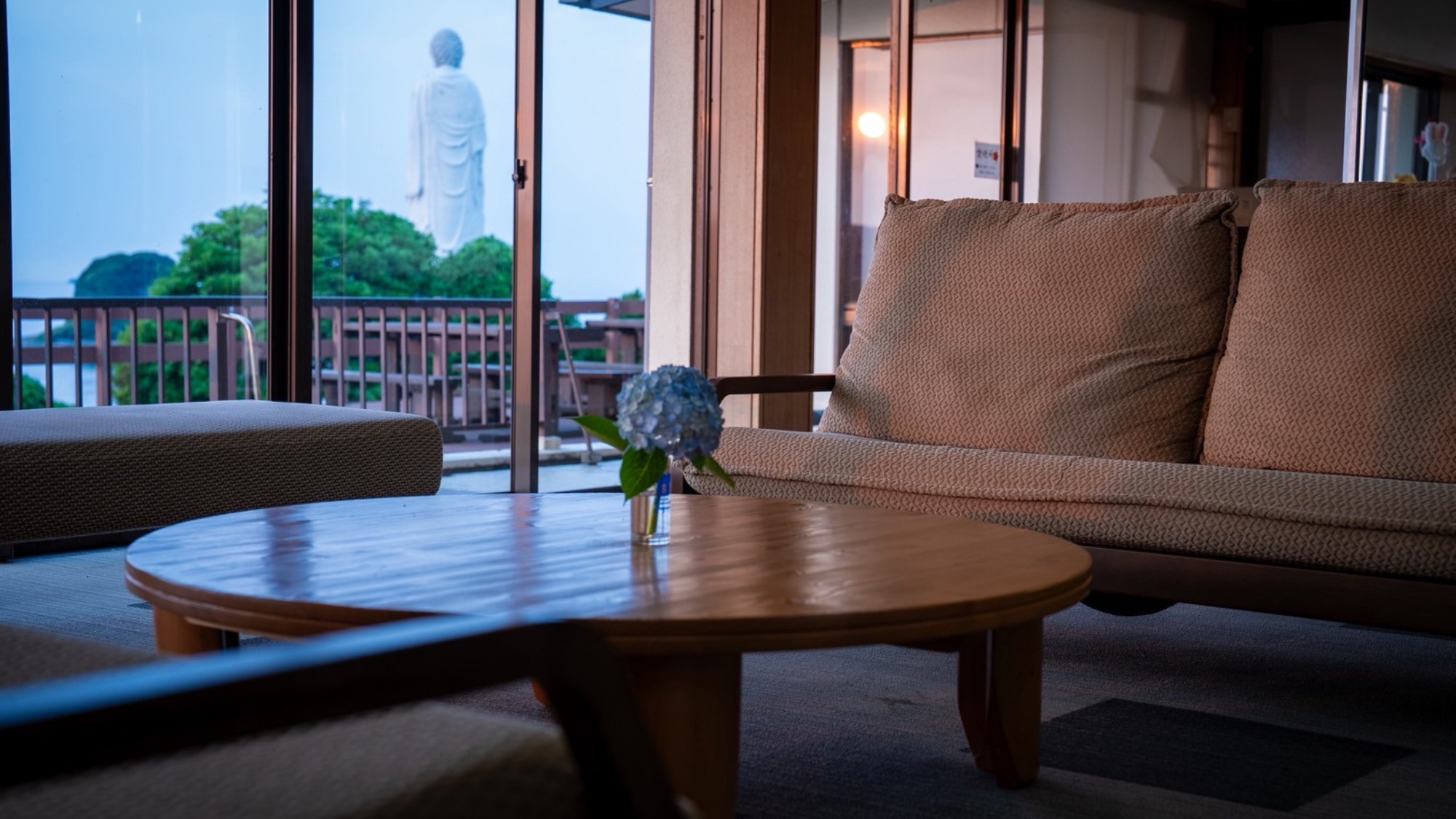 【ロビー、フロント】大きな窓から唐津の自然を一望できるロビー。