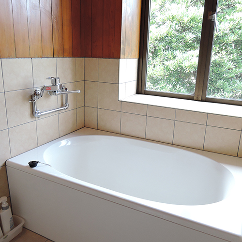 *【お風呂】家庭のお風呂サイズですが足を伸ばして1日の疲れを落としてください。