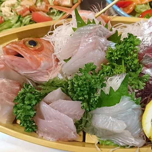 *【夕食一例】地魚がいっぱいの豪華舟盛りも大好評♪海の幸がお好きな方は是非ご賞味ください！