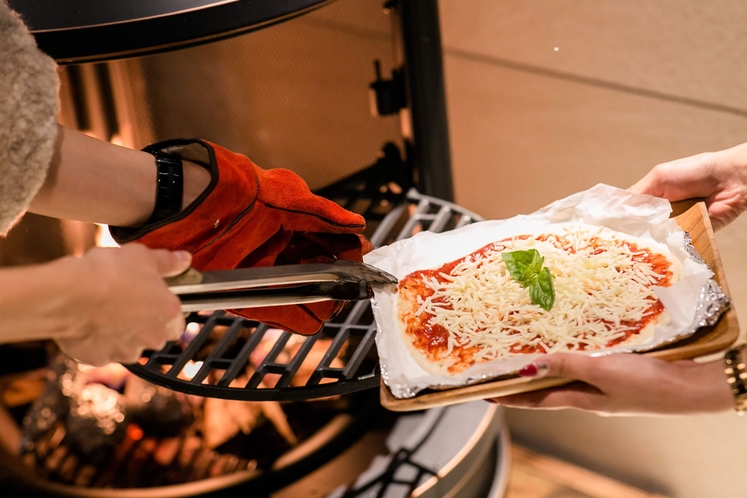 【薪グランピング】焼きたての手作りのピザは、大人はもちろん！お子様もワクワク♪大人気の一品