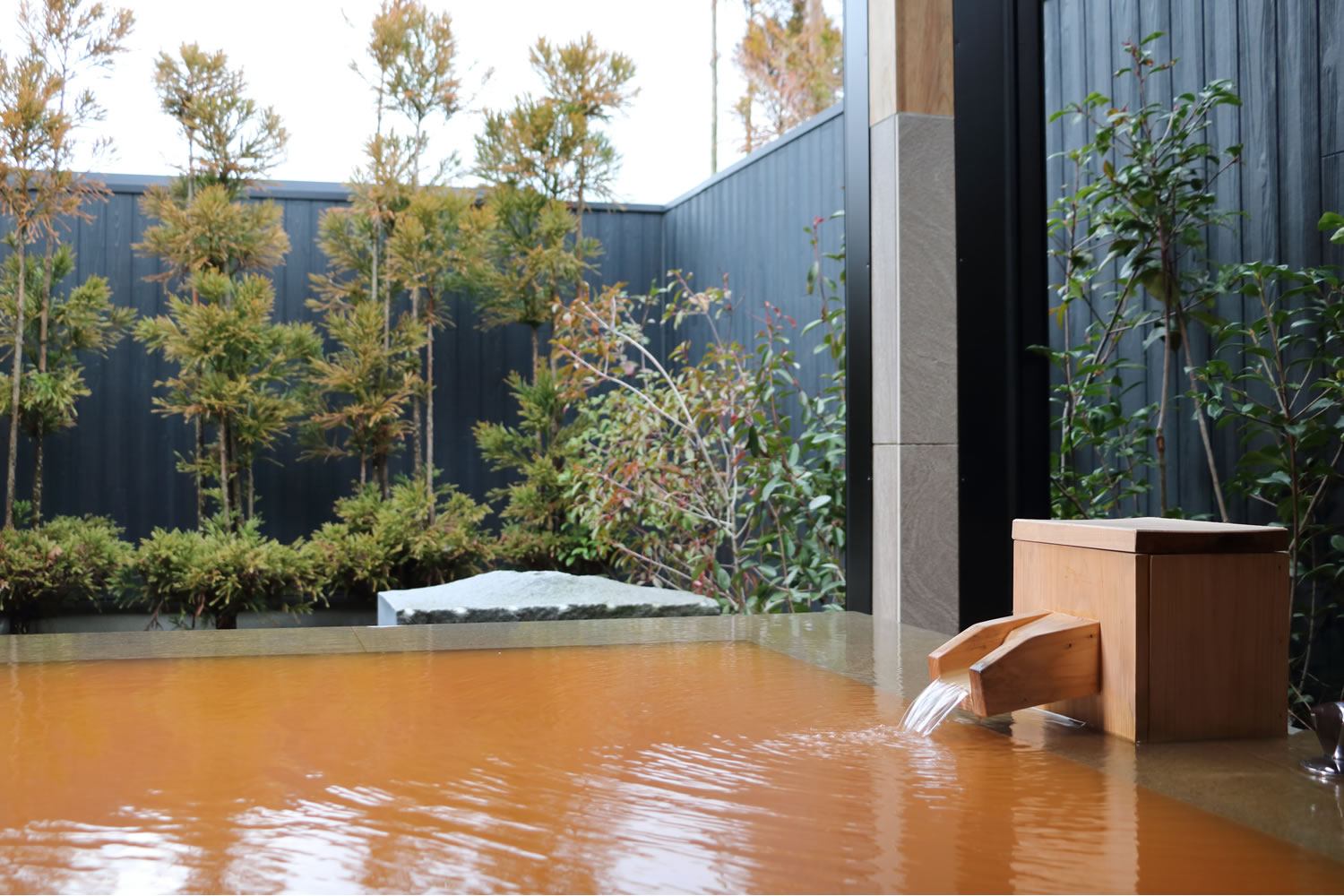 【瑠璃浜 金温泉】湯口から出る湯は透明ですが、空気に触れると赤褐色に。ゆったり手足を伸ばして癒される